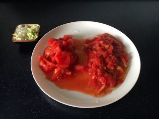 孩子爱吃的西红柿鸡蛋打卤面,把其中一个西红柿切成块状，另一个西红柿切成碎丁。