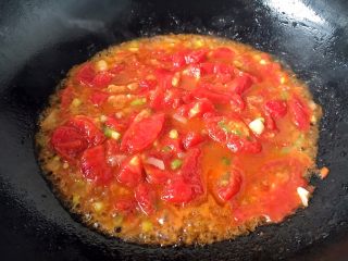 孩子爱吃的西红柿鸡蛋打卤面,当佐料煸炒好之后，放入西红柿碎，中小火翻炒，5分钟左右即可。