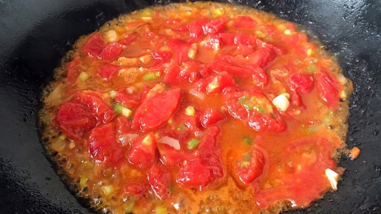 孩子爱吃的西红柿鸡蛋打卤面,当佐料煸炒好之后，放入西红柿碎，中小火翻炒，5分钟左右即可。