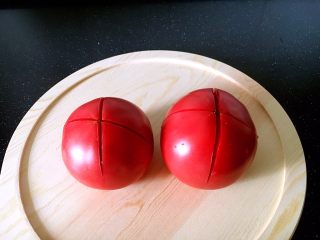 孩子爱吃的西红柿鸡蛋打卤面,把西红柿打十字花刀。