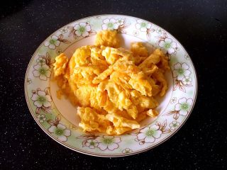 孩子爱吃的西红柿鸡蛋打卤面,炒好的鸡蛋装盘备用。