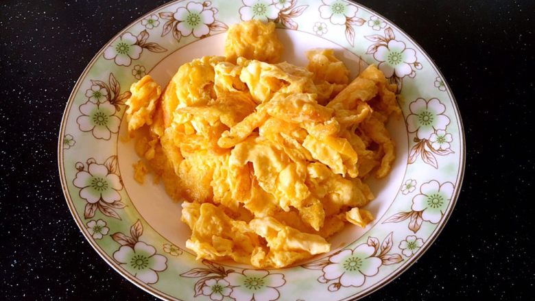 孩子爱吃的西红柿鸡蛋打卤面,炒好的鸡蛋装盘备用。