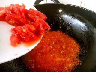 孩子爱吃的西红柿鸡蛋打卤面,再倒入西红柿块，中火迅速翻炒。