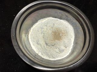 无油紫薯饼,面粉中加入酵母搅拌均匀