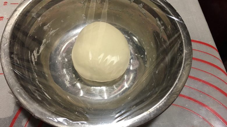 无油紫薯饼,盖上保鲜膜进行发酵，2被大小即可