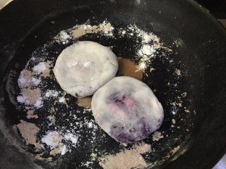 无油紫薯饼,把紫薯饼放锅里进去小火煎，煎至成表皮成虎皮状，就代表熟了