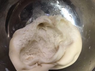 无油紫薯饼,发酵好的面团内部成蜂窝状