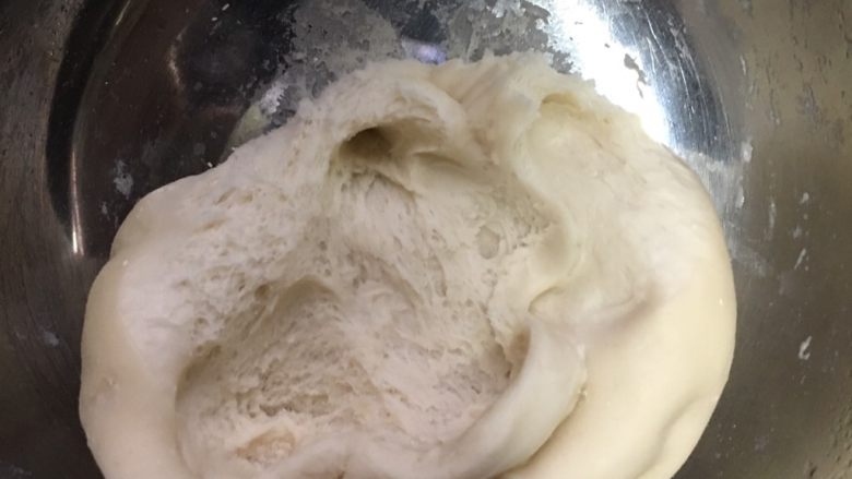 无油紫薯饼,发酵好的面团内部成蜂窝状