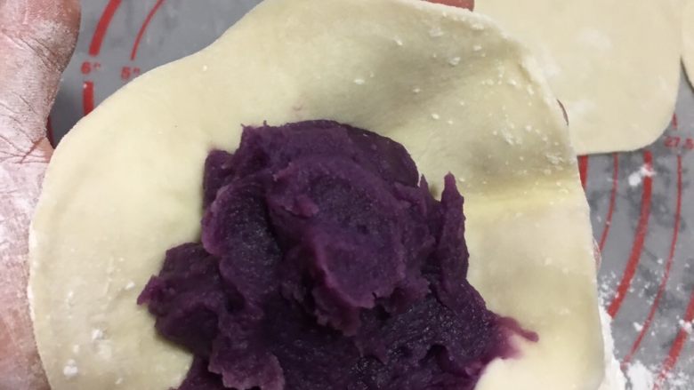 无油紫薯饼,取适量紫薯馅，开始包