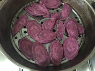 无油紫薯饼,紫薯切片，上锅蒸熟5-8分钟