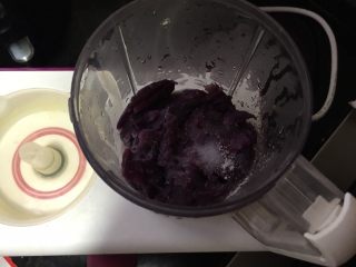 无油紫薯饼,放入料理机中加入适量白糖和牛奶，打碎，也可以不放