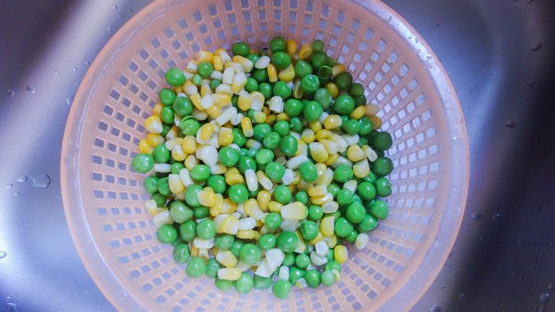 这样吃蔬菜孩子肯定爱 田园蔬菜,马上沥干用自来水冲洗 这样可以让青豆保持碧绿