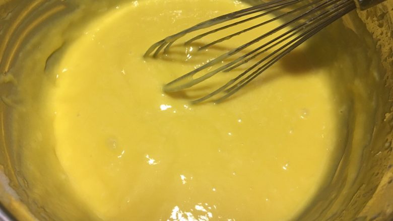 香葱肉松蛋糕,搅拌好的蛋黄糊放置一旁备用