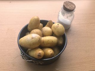 椒盐土豆,用盐进行腌制，撒盐后各个小土豆搓揉均匀盐粒。