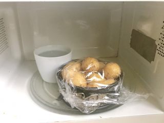 椒盐土豆,依旧是包上保鲜膜，和一碗水放入微波炉中叮。要叮8分钟，各个微波炉功率可能有所不同，有些可能需要更长大约10分钟。不管怎样一定要熟透。