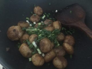 孜然小土豆,最后加入葱花翻拌均匀即可