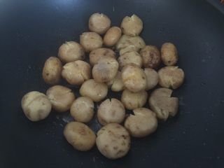 孜然小土豆,锅里倒入适量油后放入小土豆煎