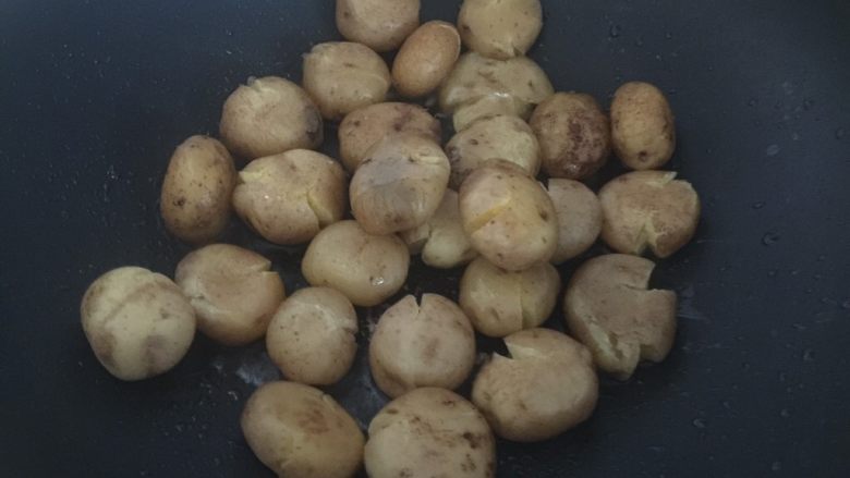 孜然小土豆,锅里倒入适量油后放入小土豆煎