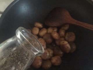 孜然小土豆,加入百里香翻炒均匀