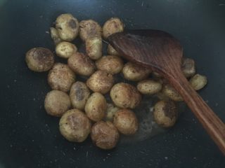 孜然小土豆,然后加入适量开水翻拌一下，盖上锅盖焖至汤汁收汁