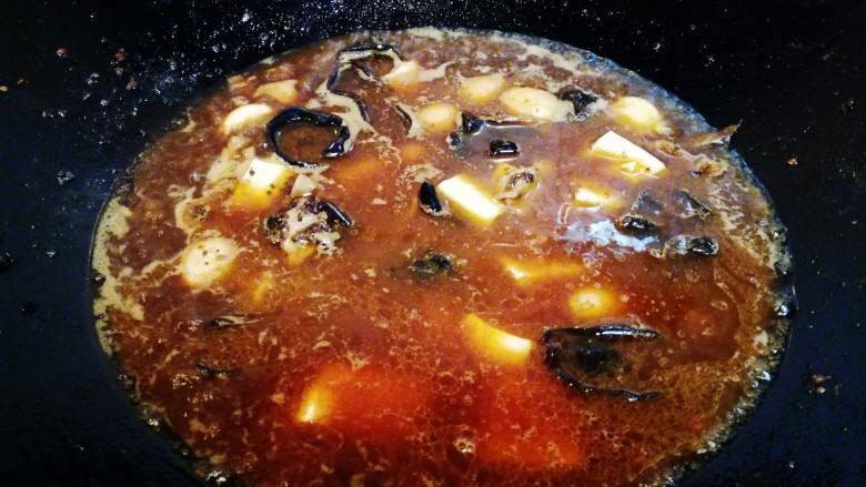 豆豉烤鱼,加水，浓汤宝，盐煮沸做成汁。