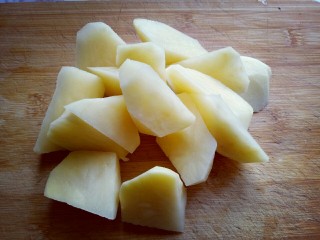 土豆茄子白菜煲,土豆去皮，洗干净，切菱形块。(滚刀切)