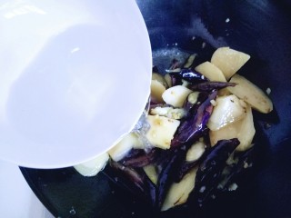 土豆茄子白菜煲,加入清水，没过土豆茄子为宜，炖5分钟。