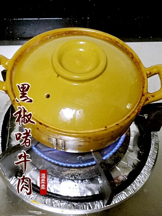 黑椒啫牛肉,盖上锅盖，在盖上撒一汤匙白酒。