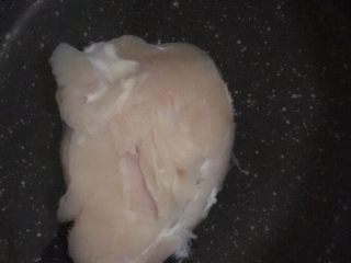 山药鸡肉粥  宝宝辅食8M+,鸡胸肉洗净，放进汤锅煮15分钟。