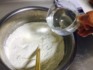 银丝饼,慢慢加入水 因为面粉的吸水量不一样 所以要慢慢加入 和成饺子皮的硬度就可以 不要太硬