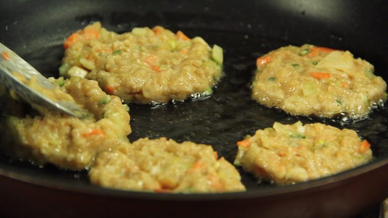 减脂增肌餐：杂蔬鸡胸肉饼,沿着边缘看到底部变成金黄色后翻面