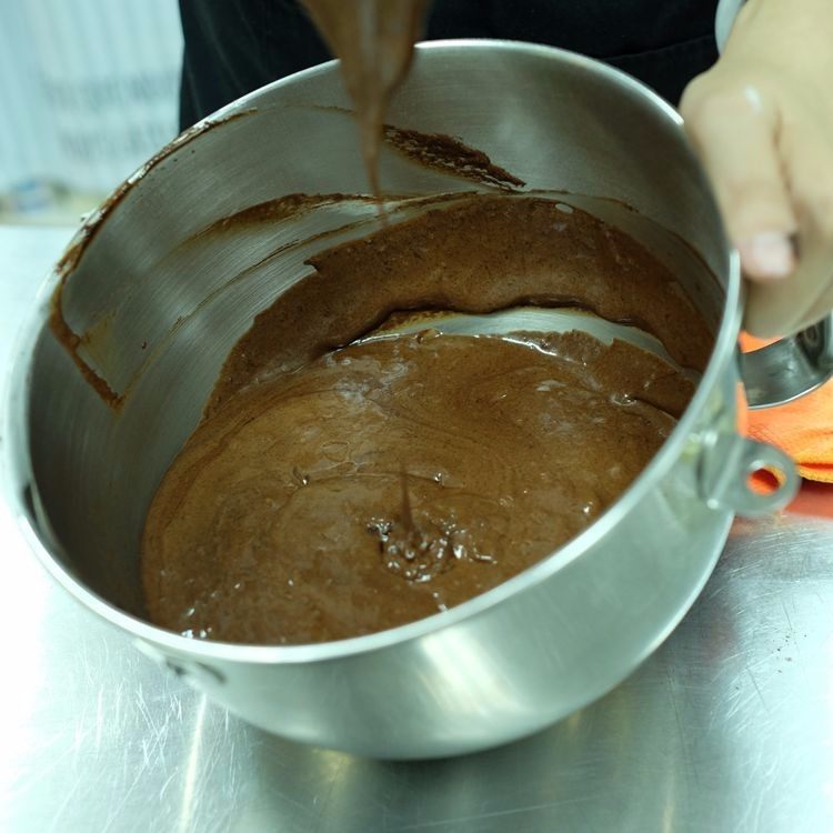 轻布朗尼蛋糕,把打发好的蛋白霜分三次加入到巧克力糊中去完全搅拌均匀即可