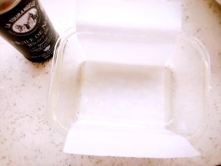 蒸蝦糕 寶寶輔食,在容器中刷一層油，墊上一張油紙