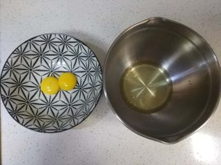 抹茶松饼（低卡、无泡打粉快捷版）,鸡蛋清黄分离，蛋黄用大碗，因为后面要搅拌加面粉，蛋清用打蛋盆，因为后面要打发
