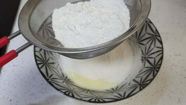 抹茶松饼（低卡、无泡打粉快捷版）,分次筛入面粉，边筛边搅拌