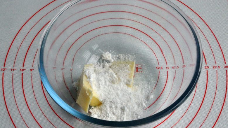 豆沙一口酥,将黄油进行室温软化后，加入糖粉。