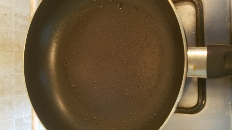 波点蛋包饭,平底锅抹薄油小火加热