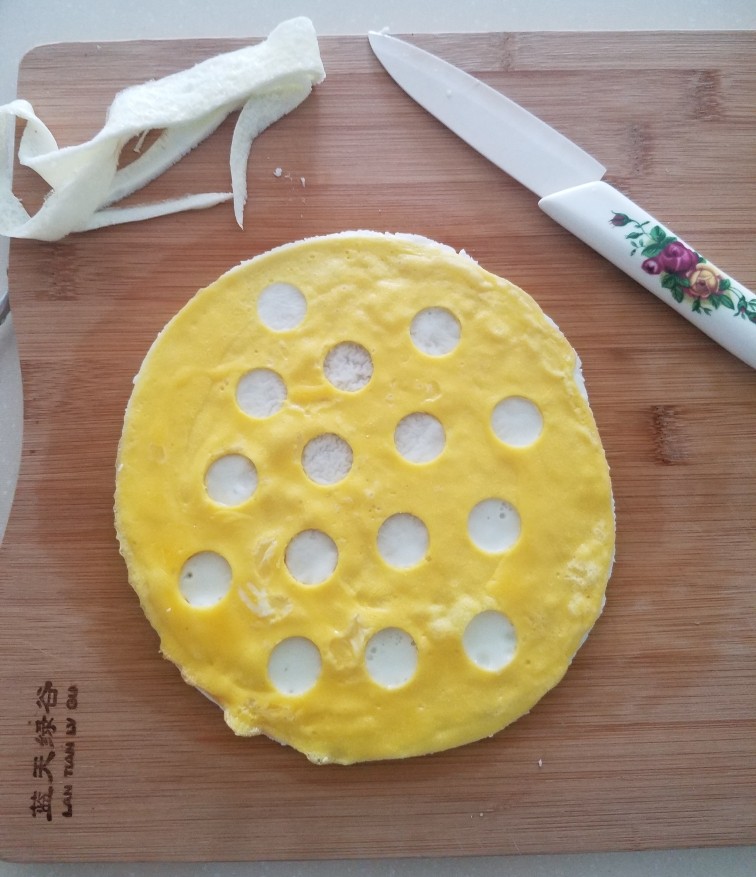 波点蛋包饭,蛋清完全凝固后盛出修剪一下，蛋清肯定要比蛋黄大。
