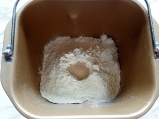 南瓜发糕,糖放边角，在中间挖个坑放酵母