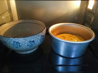 南瓜发糕,我放在烤箱发酵的，30分钟左右，发酵至两倍大即可