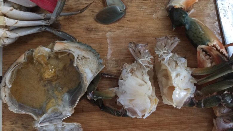 泰式椰浆土豆咖喱蟹,再用力剥开蟹壳
