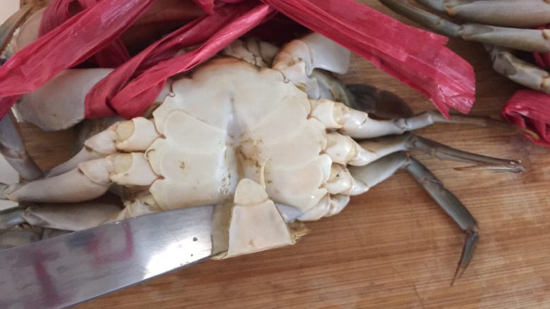 泰式椰浆土豆咖喱蟹,然后用小刀在蟹的底部撬开