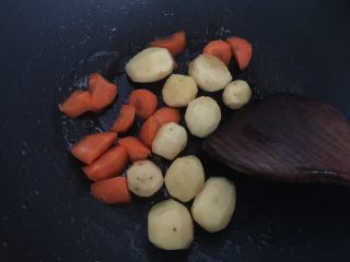 泰式椰浆土豆咖喱蟹,放入胡萝卜一起翻炒至变色