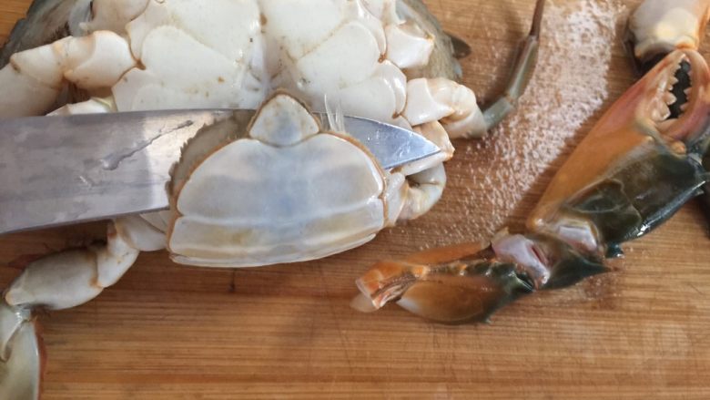 泰式椰浆土豆咖喱蟹,雌蟹也是一样，然后用小刀捅死