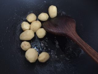 泰式椰浆土豆咖喱蟹,然后放入小土豆煎香