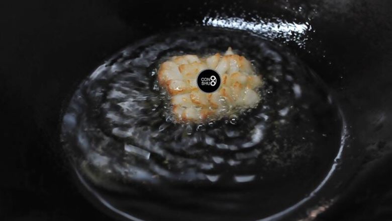 松鼠鱼家常节油法,翻面，再炸1分钟出锅。