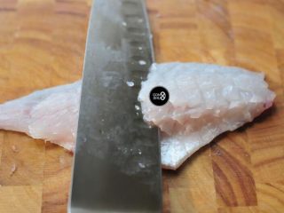 松鼠鱼家常节油法,再以5-6mm为间隔，横向斜刀切出数刀。
