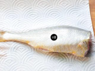 松鼠鱼家常节油法,鱼去头，除去内脏后，用纸擦干表面。