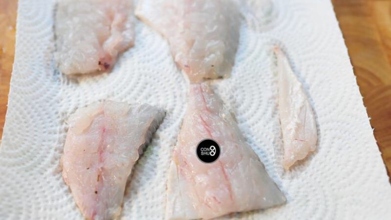 松鼠鱼家常节油法,将切好的鱼肉，一分为二，小块鱼肉，油炸的时候更省油。鱼肚可保留，为了美观，也可切去。