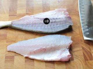 松鼠鱼家常节油法,贴着背脊的分界线，慢慢向左滑动，直到尾部，切断鱼肉，上层的鱼肉就被片下来了。
用同样的方法，片出下层鱼肉。这道菜仅用到上下两片鱼肉。